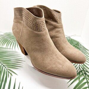 Violet & Red Jackson Lazer Cut Topline Ankle Bootie in Taupe Brown Size 9 NWOB